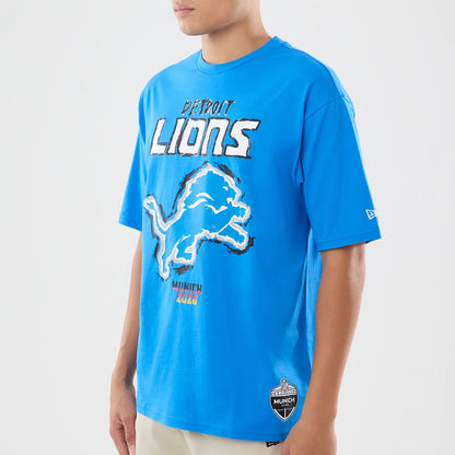 The model is wearing this NFL Graphic Slogan Detroit Lions Oversized T-Shirt in blue. 3