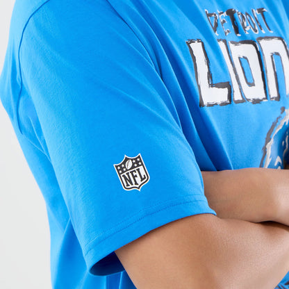 The model is wearing this NFL Graphic Slogan Detroit Lions Oversized T-Shirt in blue. 4
