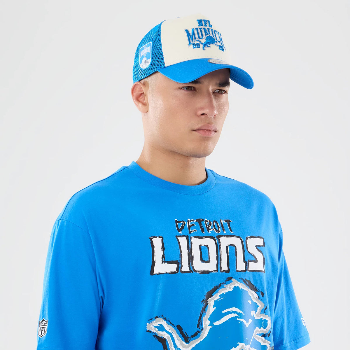 The model is wearing this NFL Graphic Slogan Detroit Lions Oversized T-Shirt in blue. 6