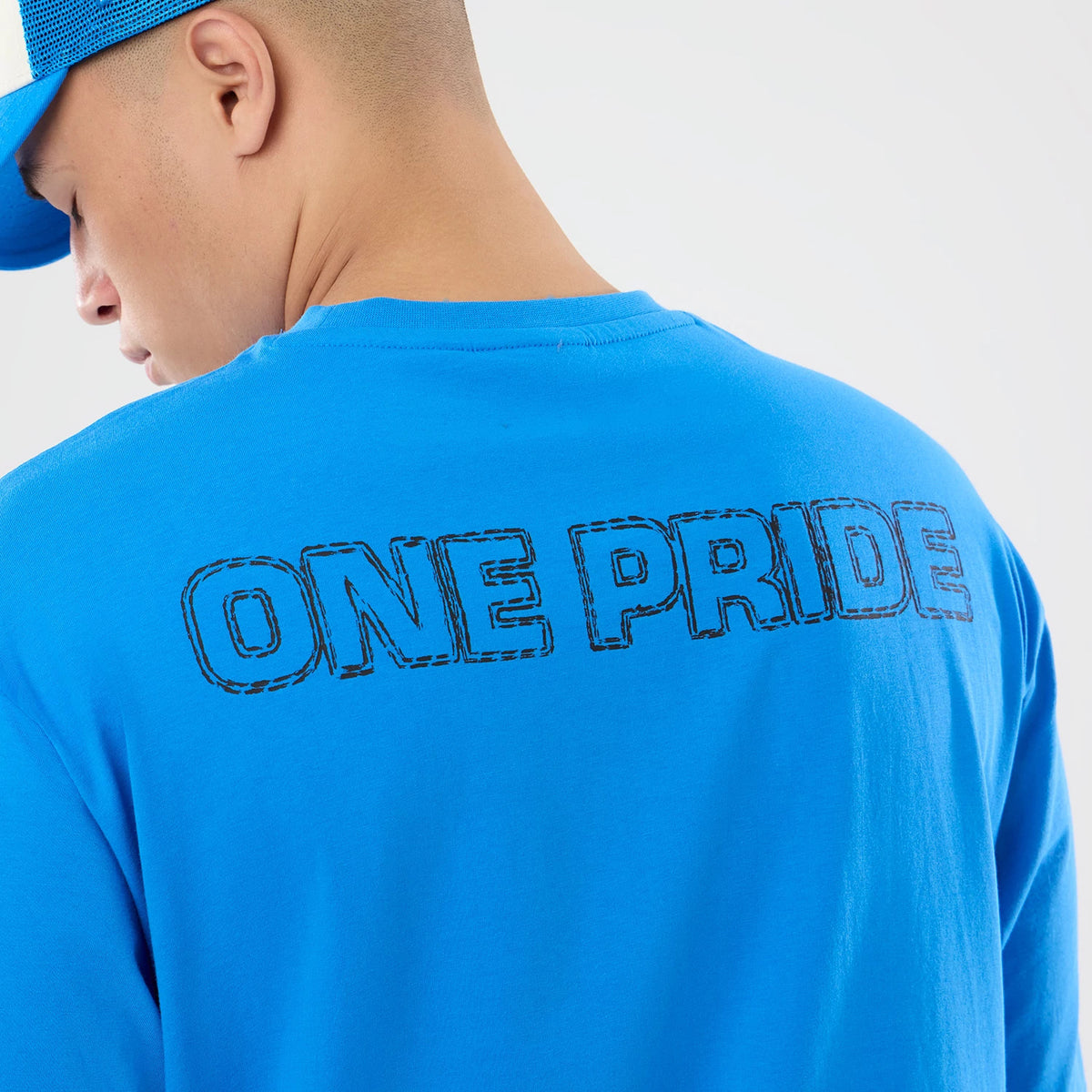 The model is wearing this NFL Graphic Slogan Detroit Lions Oversized T-Shirt in blue. 7