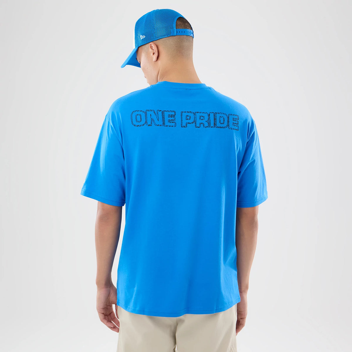 The model is wearing this NFL Graphic Slogan Detroit Lions Oversized T-Shirt in blue. 2