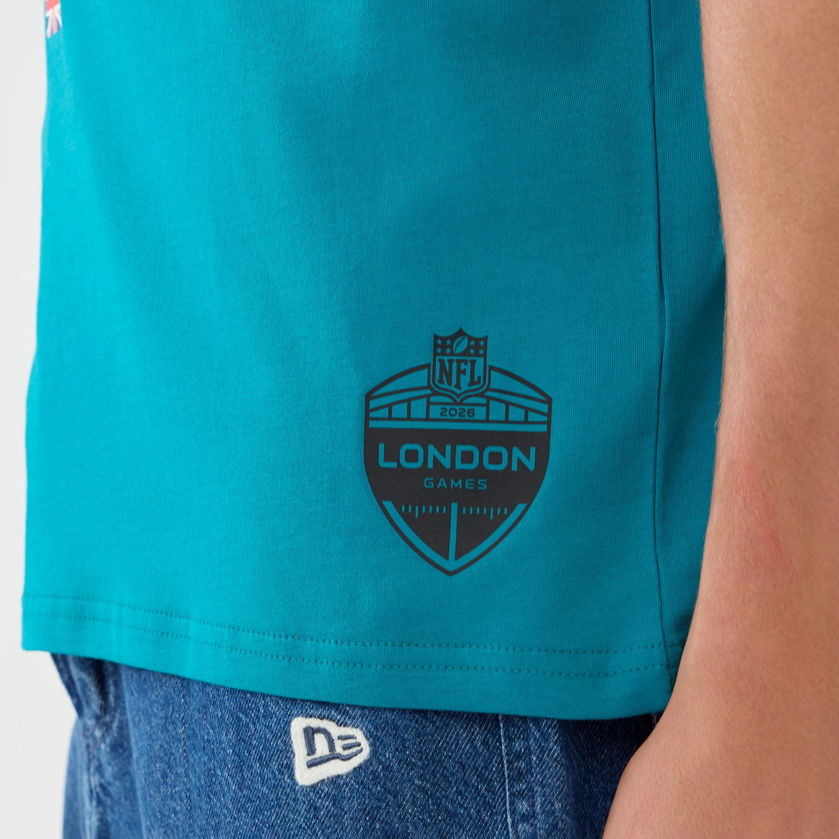 The model is wearing this NFL Graphic Slogan Jacksonville Jaguars Oversized T-Shirt in turquoise. 4