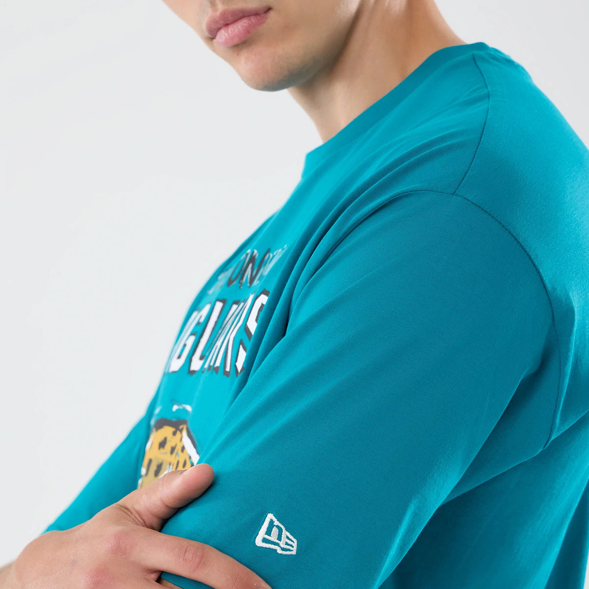 The model is wearing this NFL Graphic Slogan Jacksonville Jaguars Oversized T-Shirt in turquoise. 5