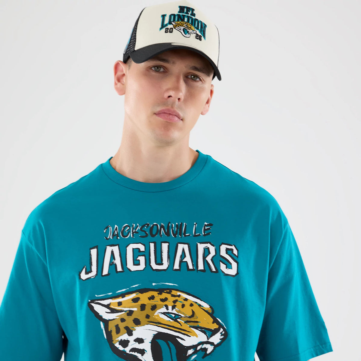 The model is wearing this NFL Graphic Slogan Jacksonville Jaguars Oversized T-Shirt in turquoise. 6