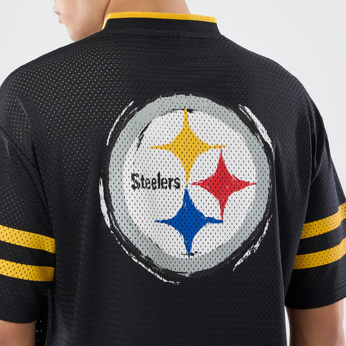 The model is wearing this NFL International Series Games 2026 Pittsburgh Steelers Mesh Jersey in black. 7