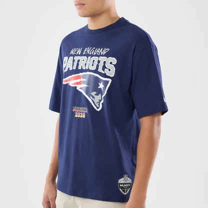 The model is wearing this NFL International Series Games 2026 New England Patriots Oversized T-Shirt in dark blue. 3