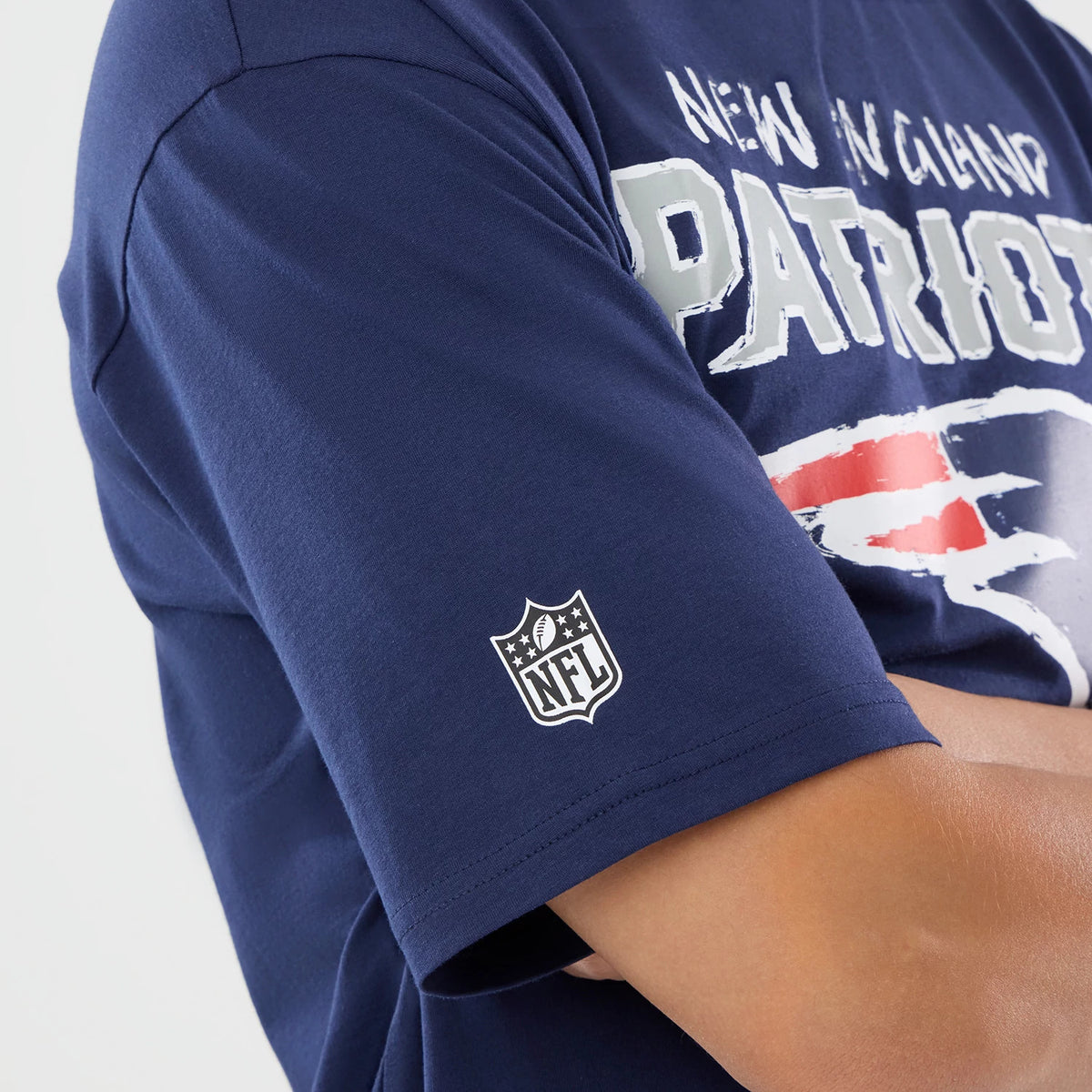 The model is wearing this NFL International Series Games 2026 New England Patriots Oversized T-Shirt in dark blue. 4