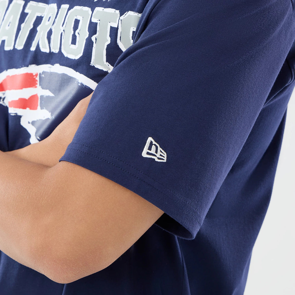 The model is wearing this NFL International Series Games 2026 New England Patriots Oversized T-Shirt in dark blue. 5