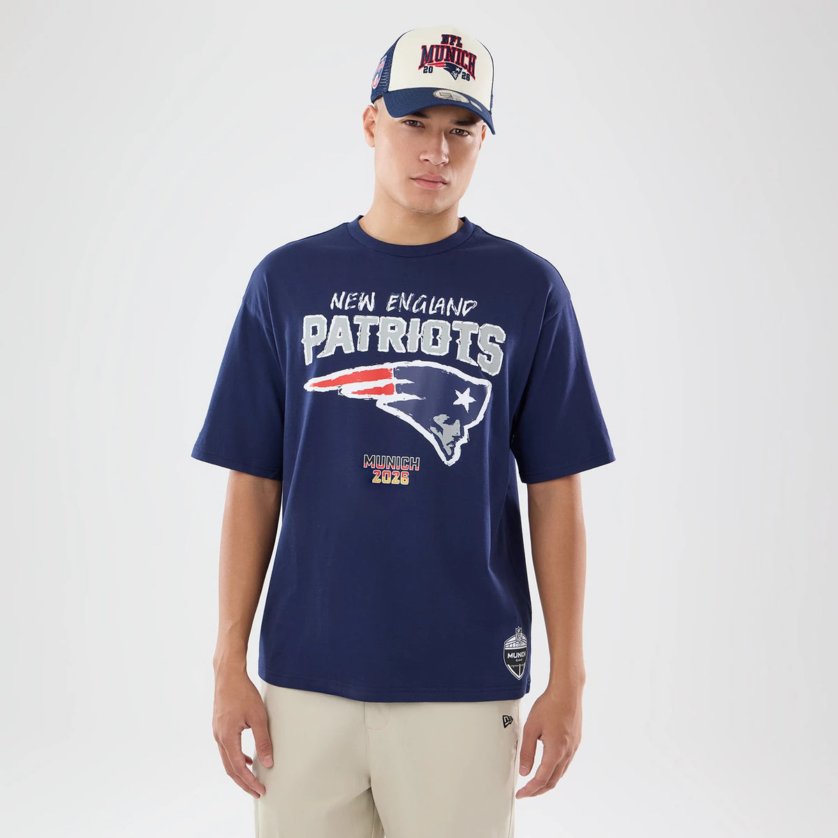 The model is wearing this NFL International Series Games 2026 New England Patriots Oversized T-Shirt in dark blue. 1