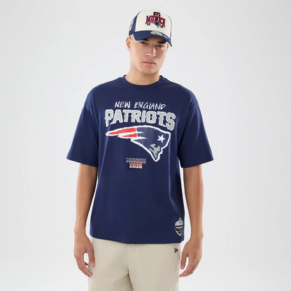 The model is wearing this NFL International Series Games 2026 New England Patriots Oversized T-Shirt in dark blue. 1