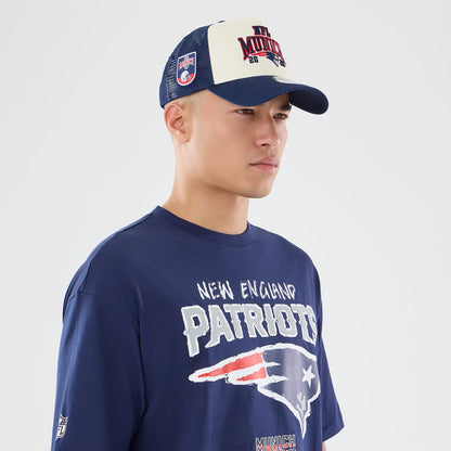 The model is wearing this NFL International Series Games 2026 New England Patriots Oversized T-Shirt in dark blue. 6