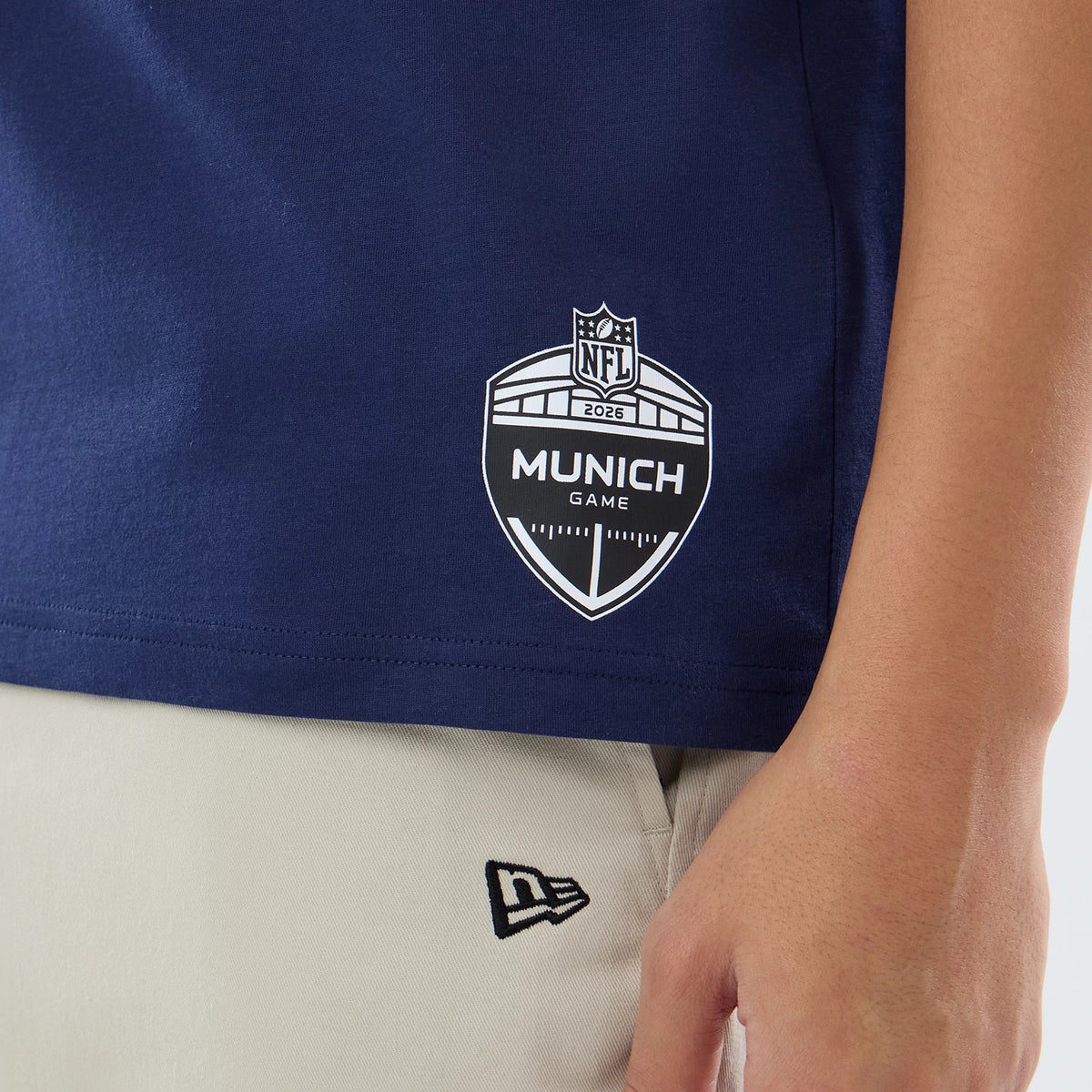 The model is wearing this NFL International Series Games 2026 New England Patriots Oversized T-Shirt in dark blue. 7