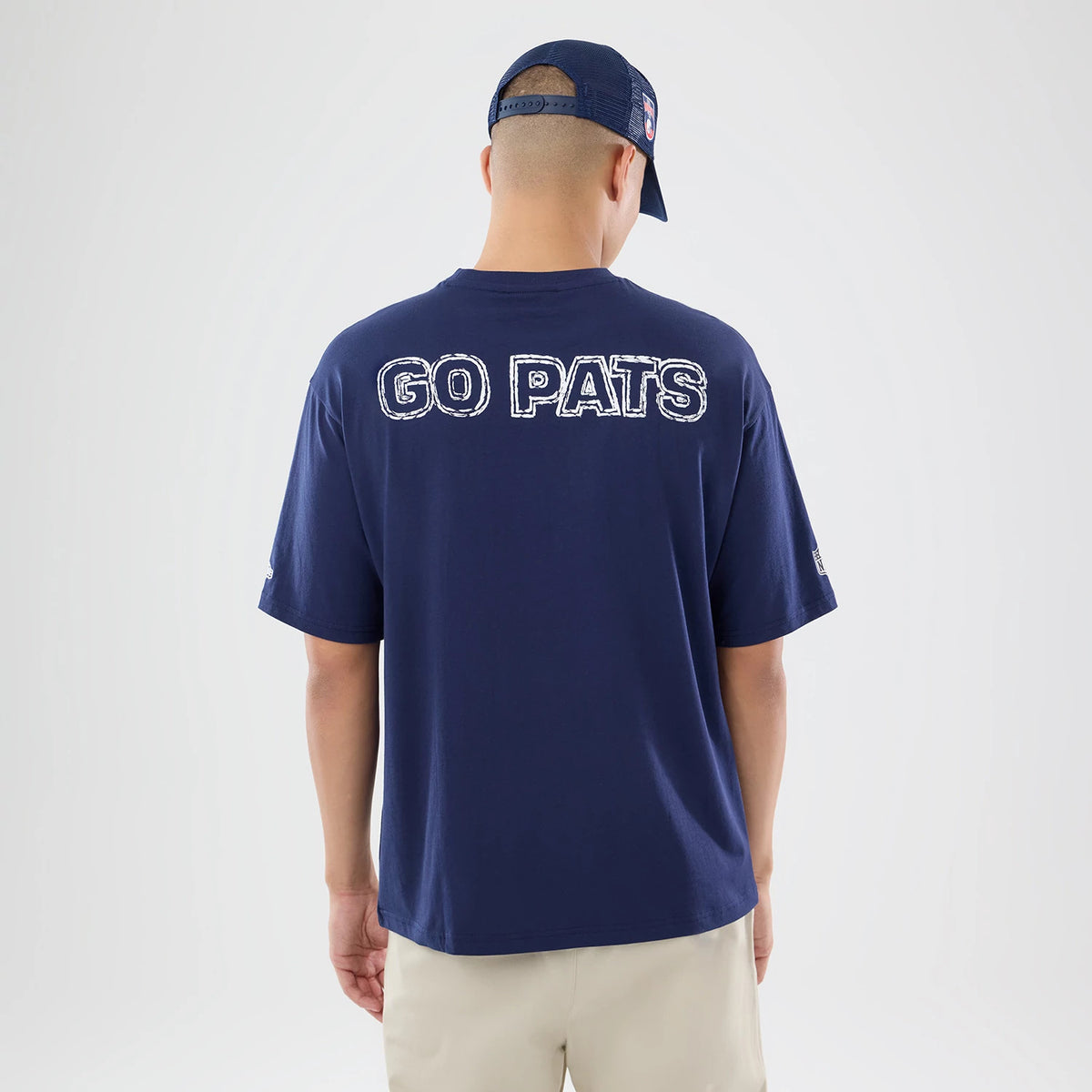 The model is wearing this NFL International Series Games 2026 New England Patriots Oversized T-Shirt in dark blue. 2