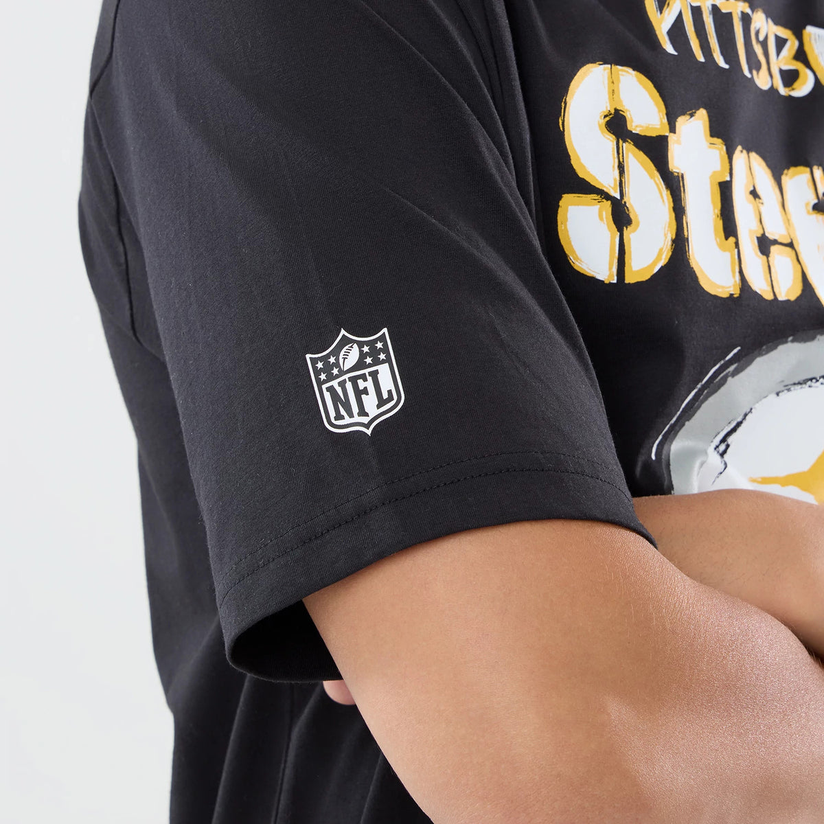 The model is wearing this NFL International Games 2026 Pittsburgh Steelers Oversized T-Shirt in black. 4