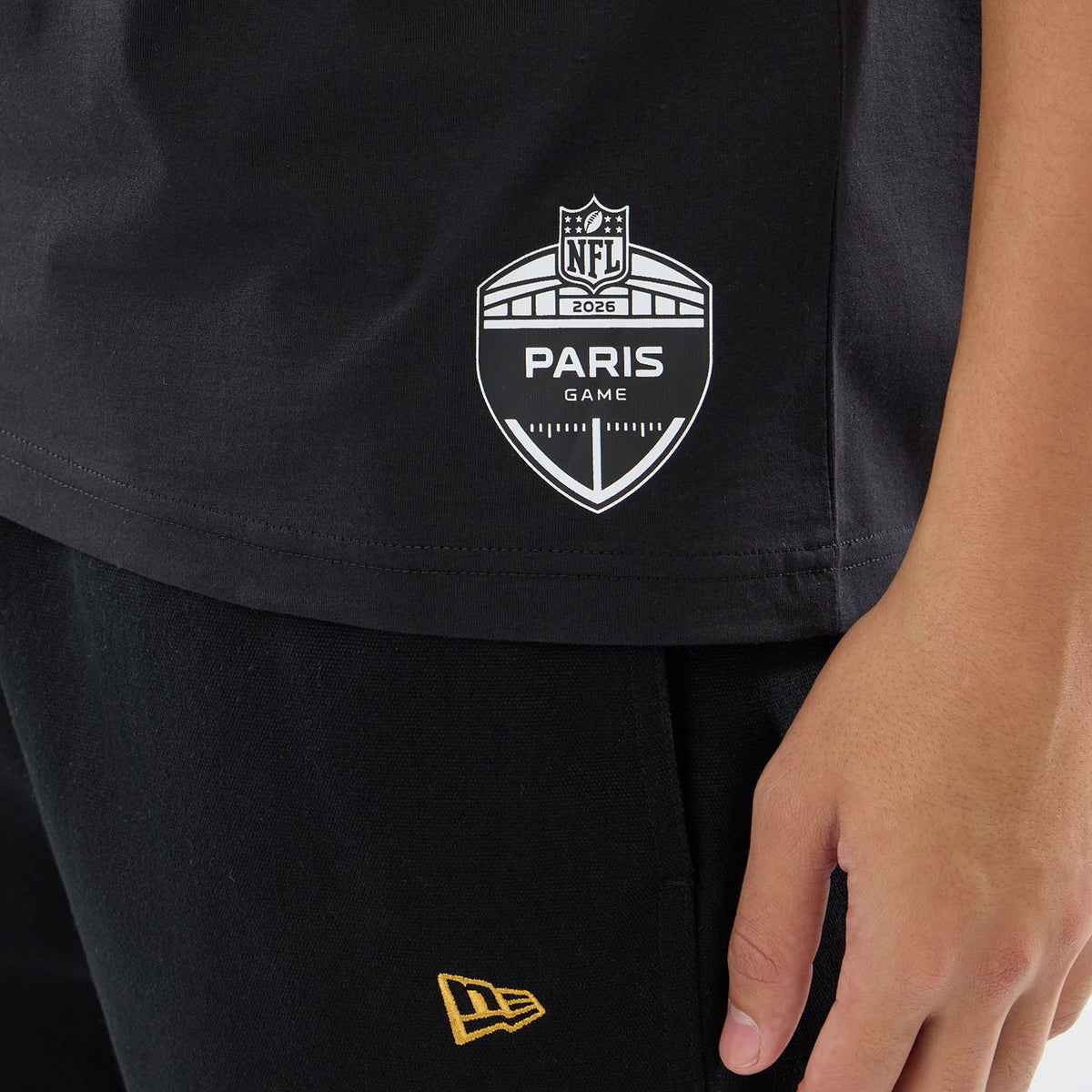 The model is wearing this NFL International Series Games 2026 Pittsburgh Steelers Oversized T-Shirt in black. 7