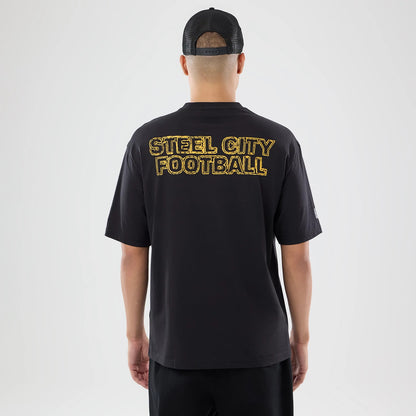 The model is wearing this NFL International Series Games 2026 Pittsburgh Steelers Oversized T-Shirt in black. 2