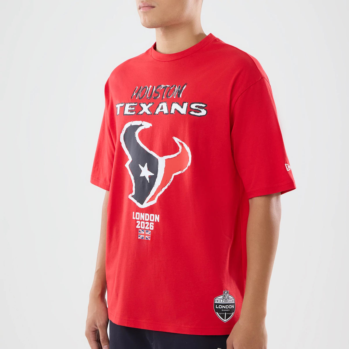 The model is wearing this NFL International Series Games 2026 Houston Texans Oversized T-Shirt in red. 3
