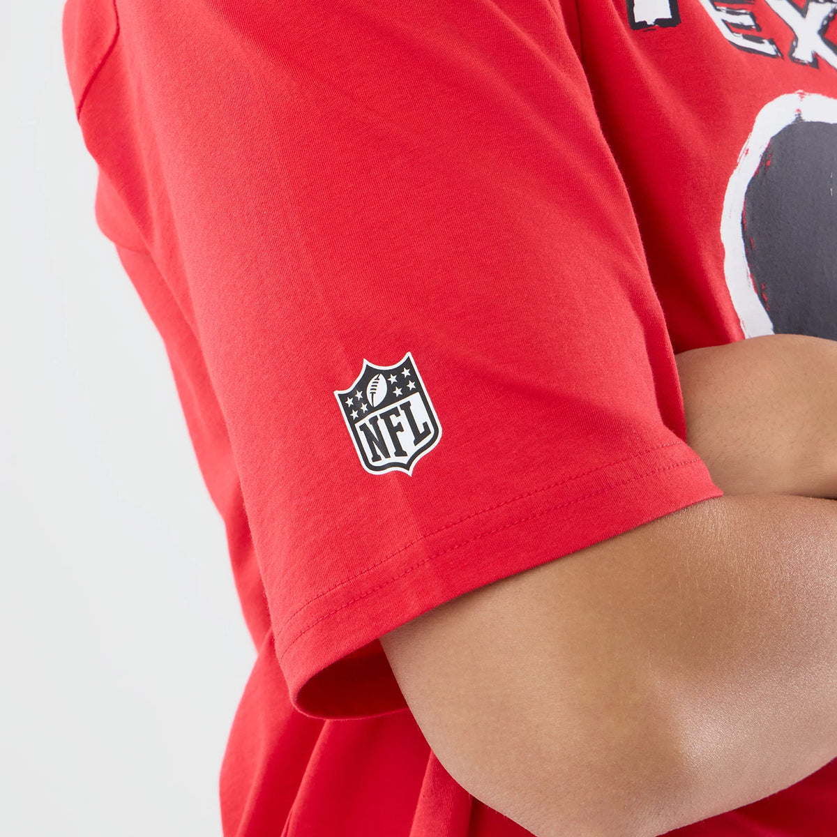 The model is wearing this NFL International Series Games 2026 Houston Texans Oversized T-Shirt in red. 4
