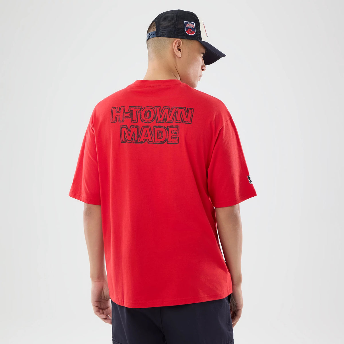 The model is wearing this NFL International Series Games 2026 Houston Texans Oversized T-Shirt in red. 2