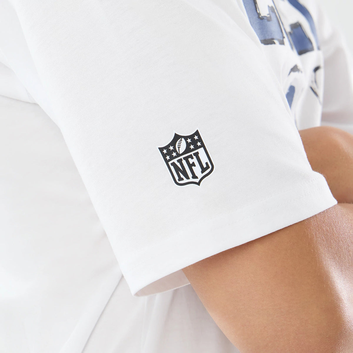 The model is wearing this NFL International Series Games 2026 Indianapolis Colts Oversized T-Shirt in white. 4
