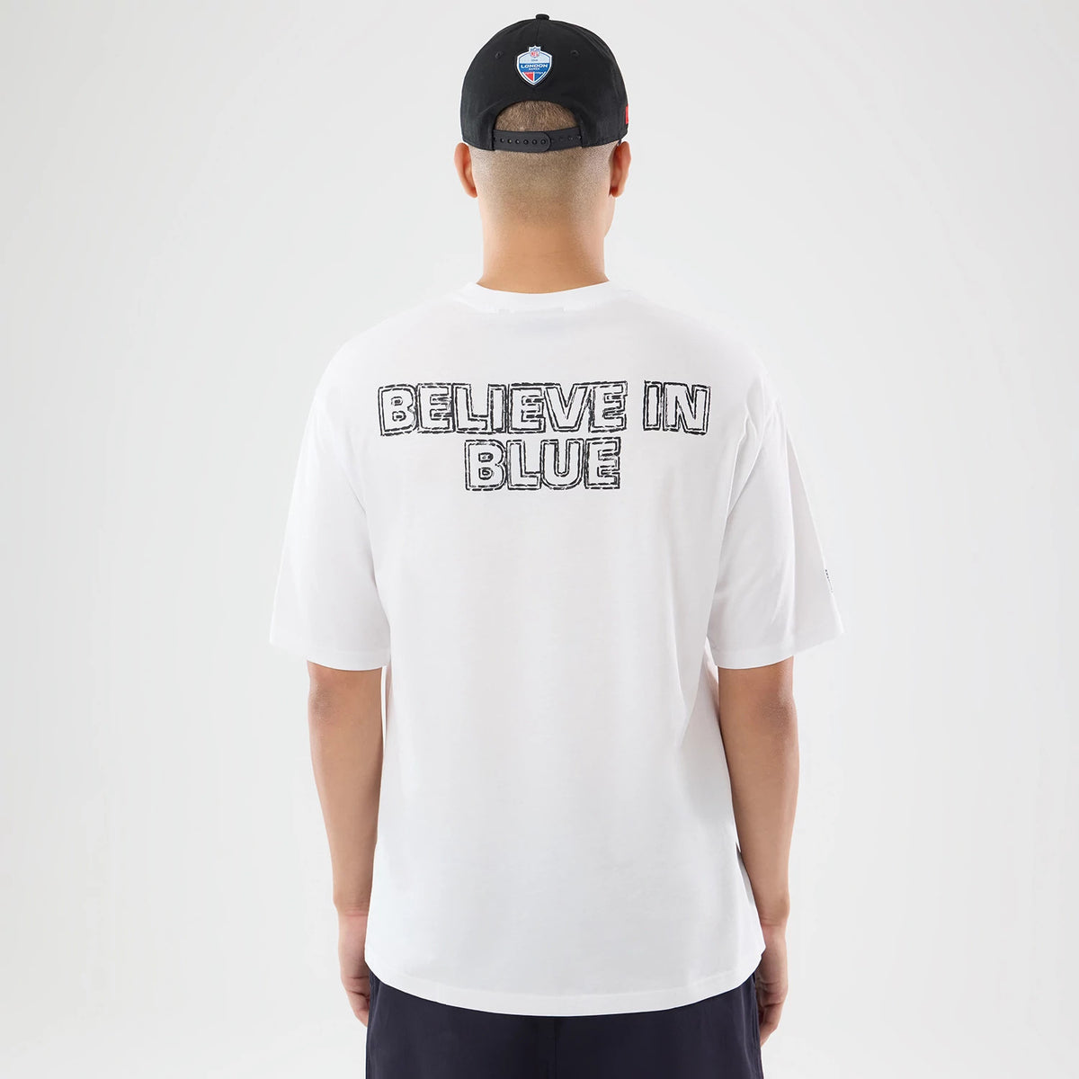 The model is wearing this NFL International Series Games 2026 Indianapolis Colts Oversized T-Shirt in white. 2