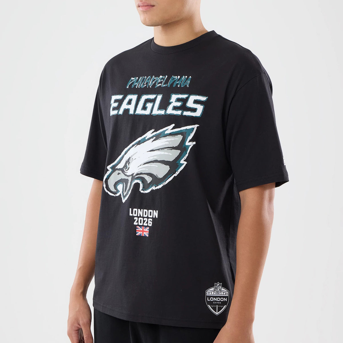 The model is wearing this NFL International Series Games 2026 Philadelphia Eagles Oversized T-Shirt in black. 3