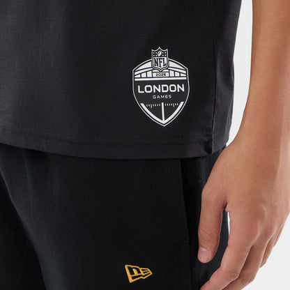 The model is wearing this NFL International Games 2026 Philadelphia Eagles Oversized T-Shirt in black. 4