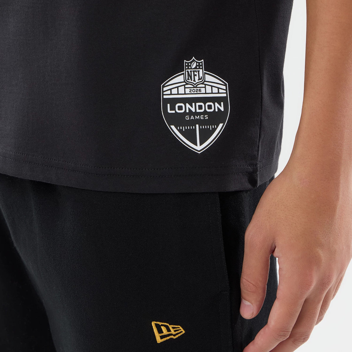 The model is wearing this NFL International Series Games 2026 Philadelphia Eagles Oversized T-Shirt in black. 4