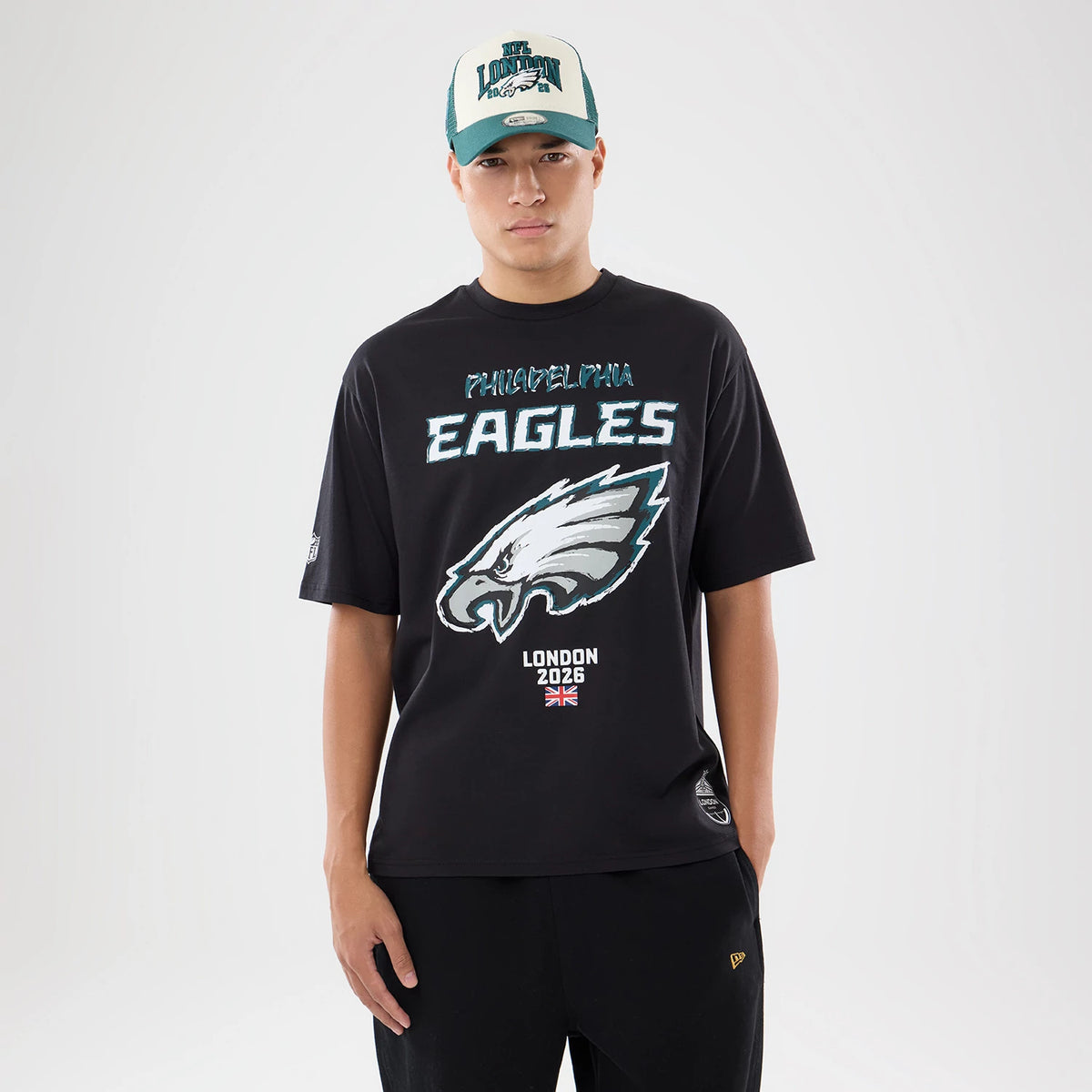 The model is wearing this NFL International Series Games 2026 Philadelphia Eagles Oversized T-Shirt in black. 1