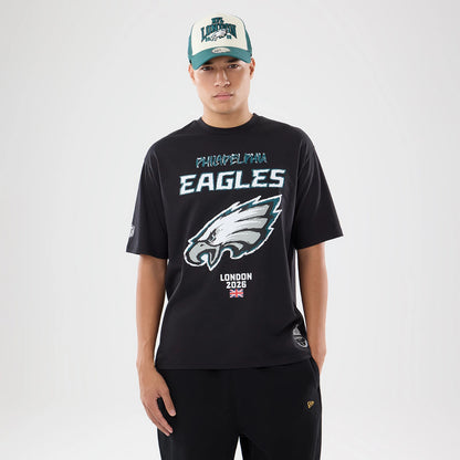 The model is wearing this NFL International Series Games 2026 Philadelphia Eagles Oversized T-Shirt in black. 1