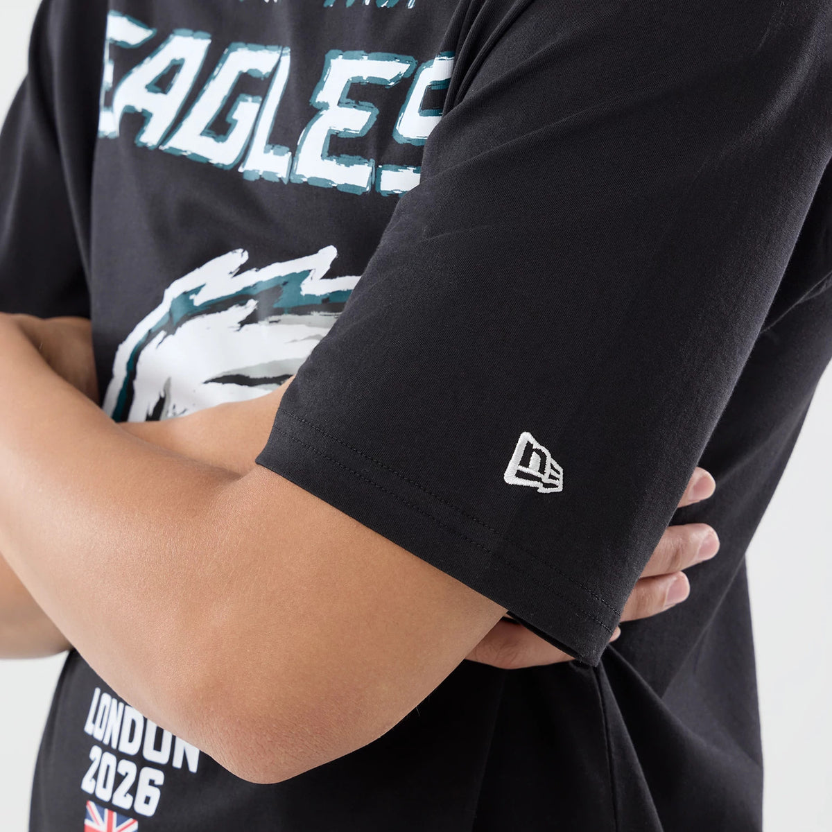 The model is wearing this NFL International Series Games 2026 Philadelphia Eagles Oversized T-Shirt in black. 5