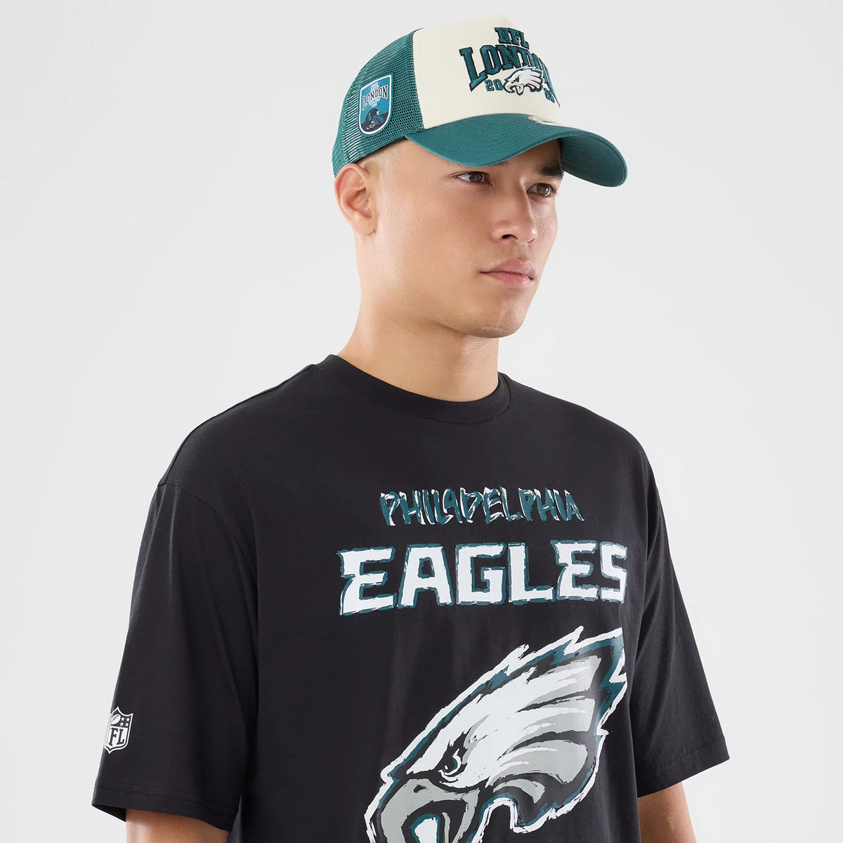 The model is wearing this NFL International Series Games 2026 Philadelphia Eagles Oversized T-Shirt in black. 7
