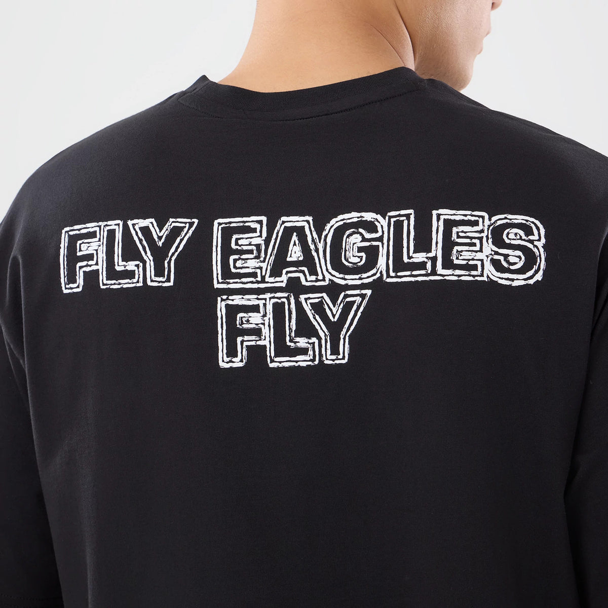 The model is wearing this NFL International Series Games 2026 Philadelphia Eagles Oversized T-Shirt in black. 6