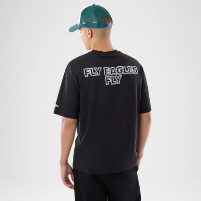 The model is wearing this NFL International Series Games 2026 Philadelphia Eagles Oversized T-Shirt in black. 2