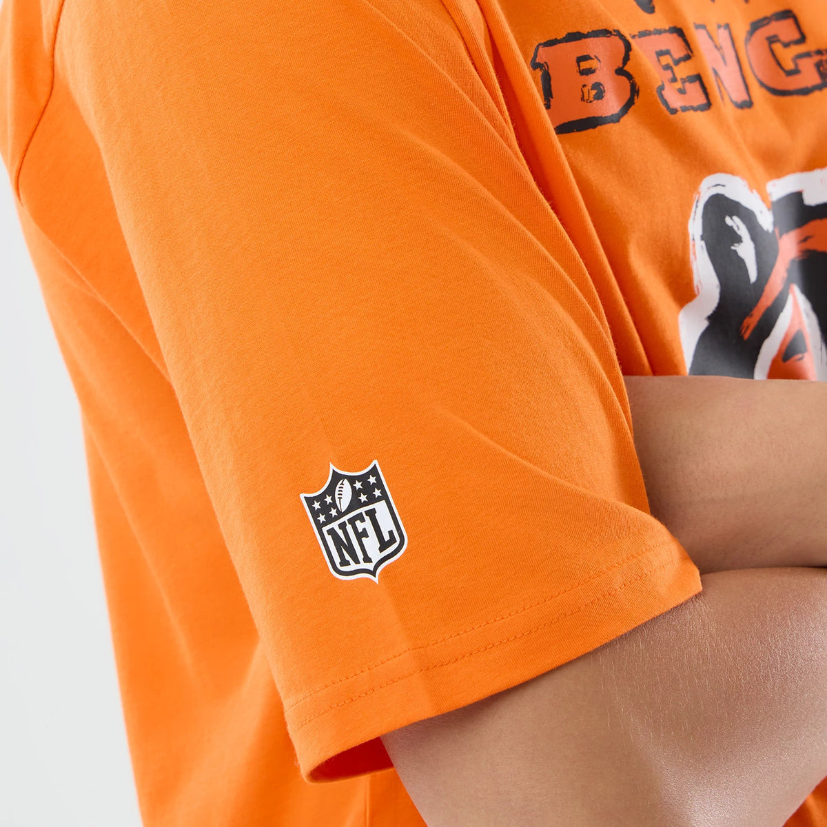 The model is wearing this NFL International Series Games 2026 Cincinnati Bengals Oversized T-Shirt in orange. 4