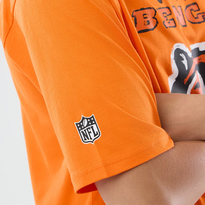 The model is wearing this NFL International Series Games 2026 Cincinnati Bengals Oversized T-Shirt in orange. 4