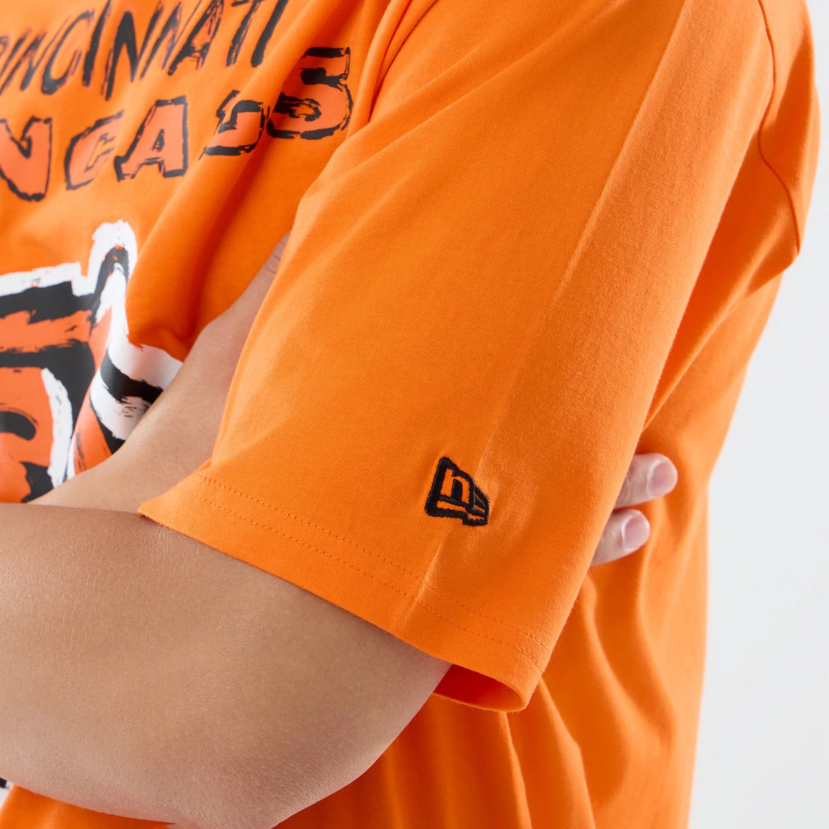 The model is wearing this NFL International Series Games 2026 Cincinnati Bengals Oversized T-Shirt in orange. 5