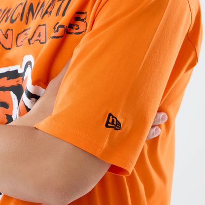 The model is wearing this NFL International Series Games 2026 Cincinnati Bengals Oversized T-Shirt in orange. 5