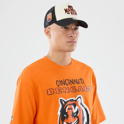 The model is wearing this NFL International Series Games 2026 Cincinnati Bengals Oversized T-Shirt in orange. 6
