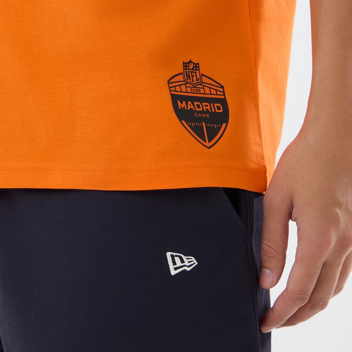 The model is wearing this NFL International Series Games 2026 Cincinnati Bengals Oversized T-Shirt in orange. 7