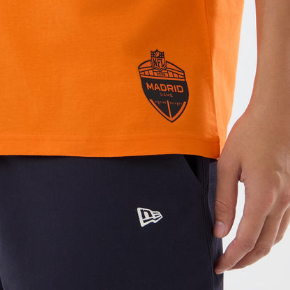 The model is wearing this NFL International Series Games 2026 Cincinnati Bengals Oversized T-Shirt in orange. 7