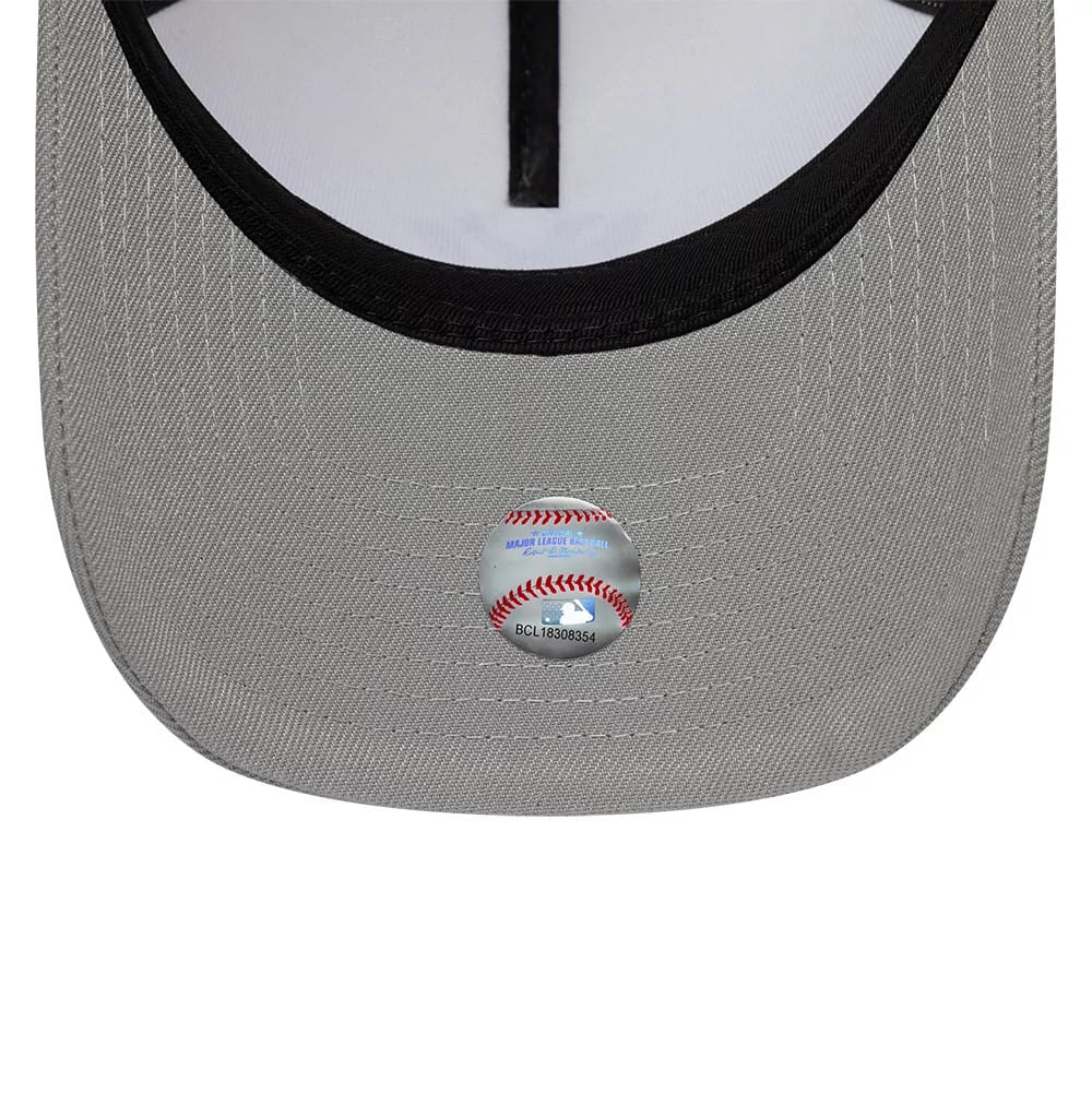 Pictured is this MLB Cooperstown New York Yankees 9FORTY A-Frame cap in white & grey. 7