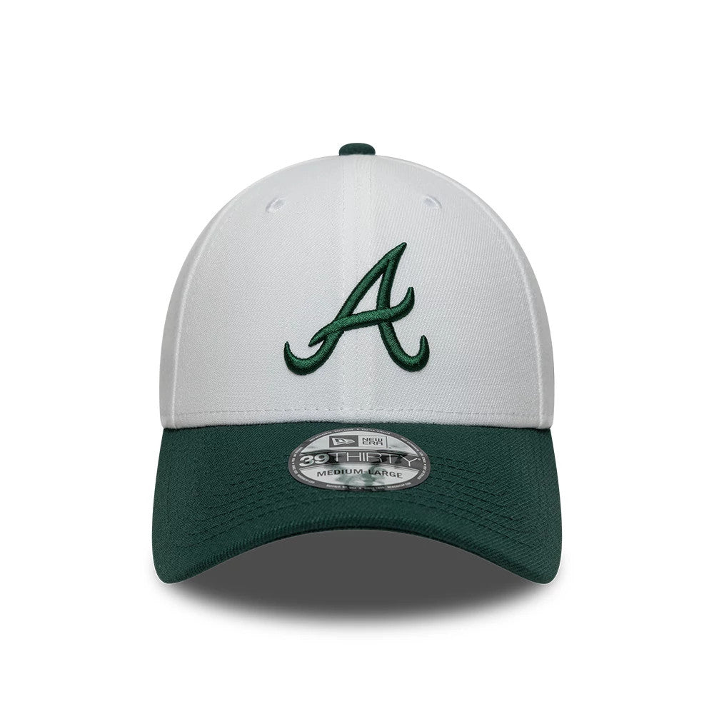 Atlanta Braves MLB White New Era 39THIRTY Stretch Fit Cap, front view showing the green embroidered A logo on the white front panels, complemented by a dark green visor and a 39THIRTY size sticker on the centre of the visor.