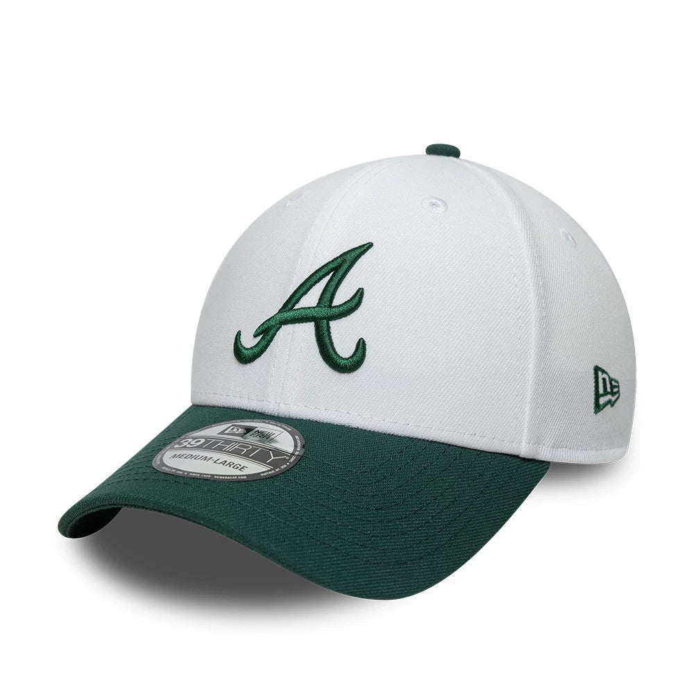 Atlanta Braves MLB White New Era 39THIRTY Stretch Fit Cap, front view showing a green embroidered A logo on the white front panel, with a dark green curved visor featuring a 39THIRTY size sticker and the New Era flag logo on the left side.