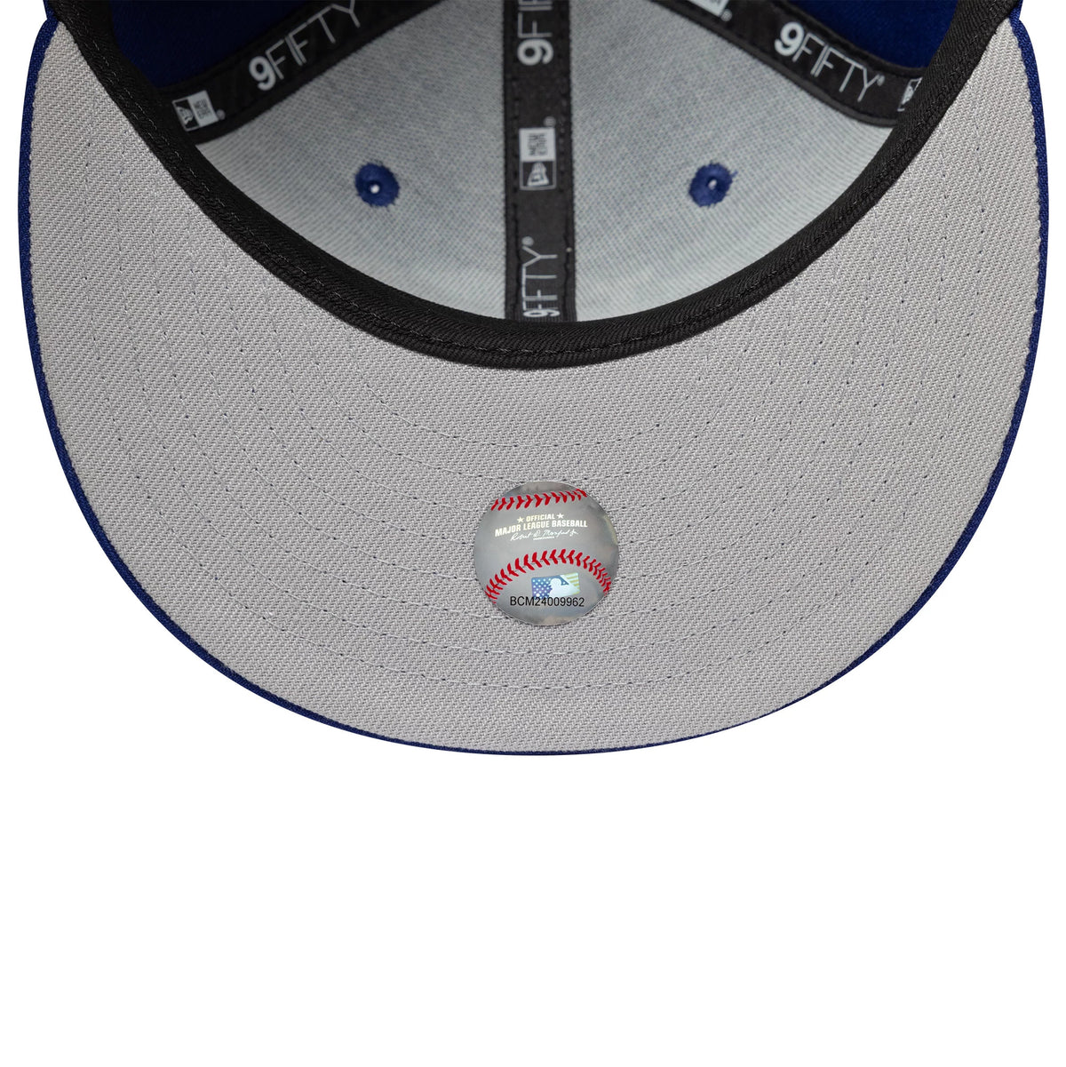 Pictured is this Youth MLB Clouds LA Dodgers 9FIFTY Snapback cap in dark blue. 2