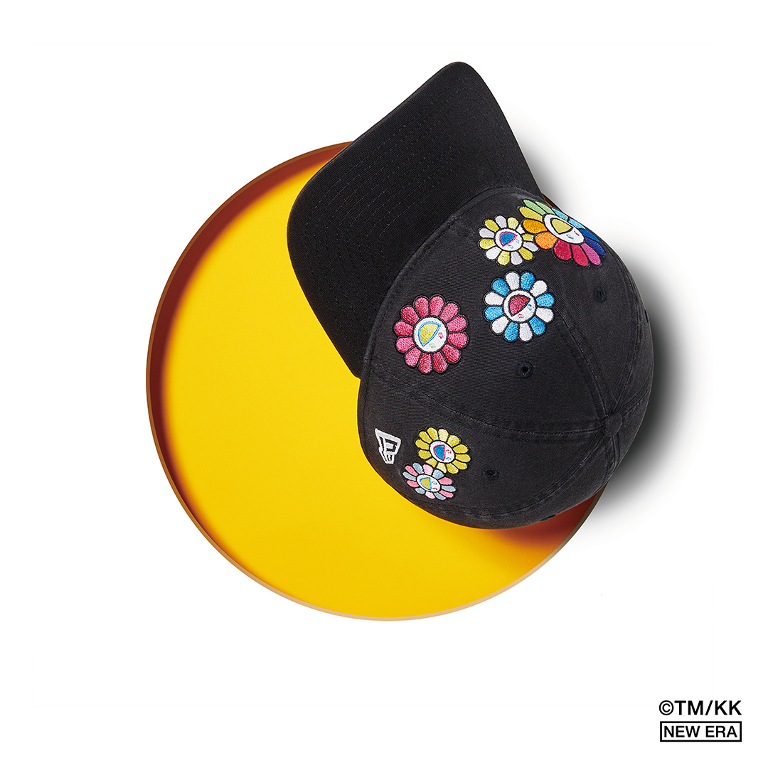 Blume Takashi Murakami x New Era Kappe vor gelbem Hintergrund