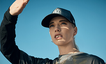 Mannequin féminine portant le chapeau de camionneur 9FORTY irisé bleu marine des Yankees de New York