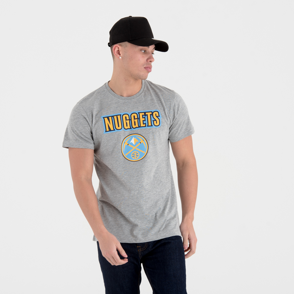 Camiseta gris con el logotipo del equipo Denver Nuggets