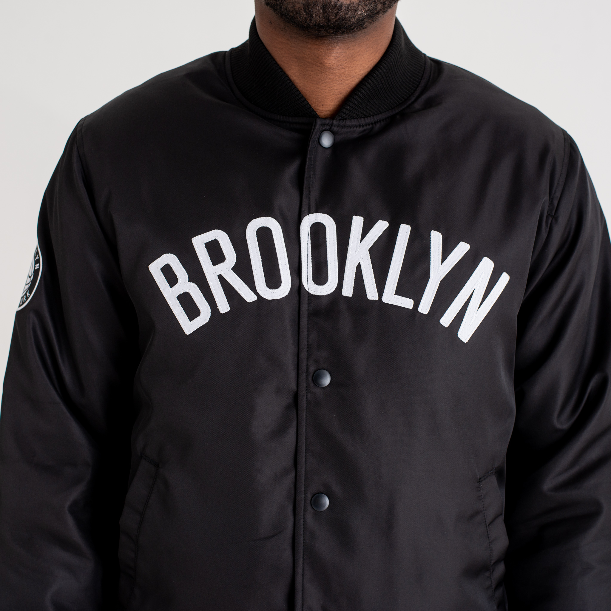 Brooklyn Nets – Varsity-Jacke mit Team-Schriftzug