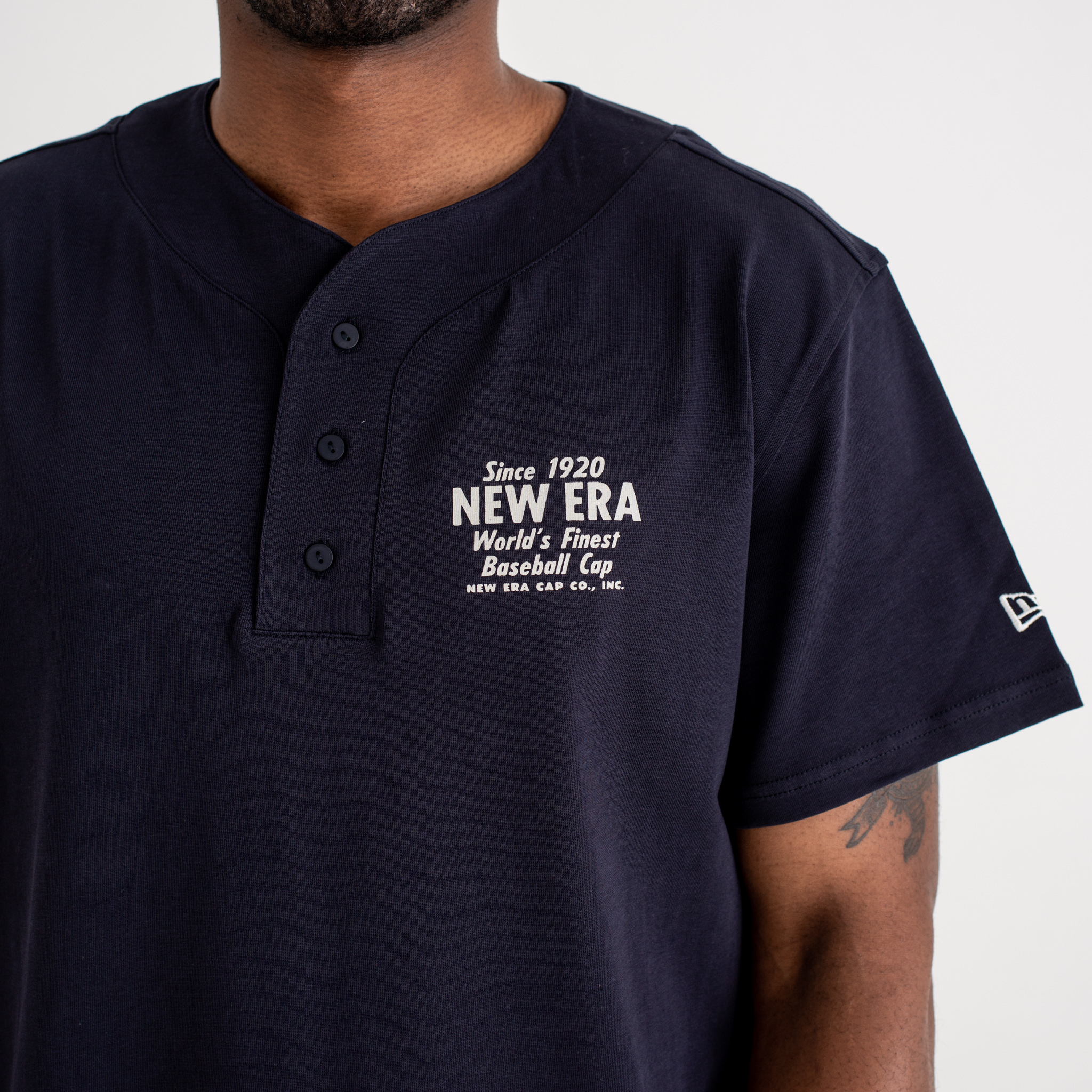 New Era – Script Button Up – T-Shirt